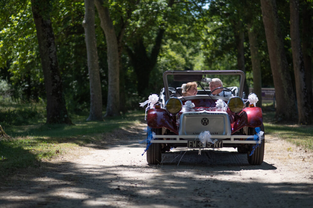 Belle voiture ancienne dans l'allée du château de Montsablé