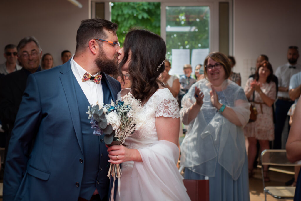 Photo des mariés s'embrassant dans la mairie de Lempty