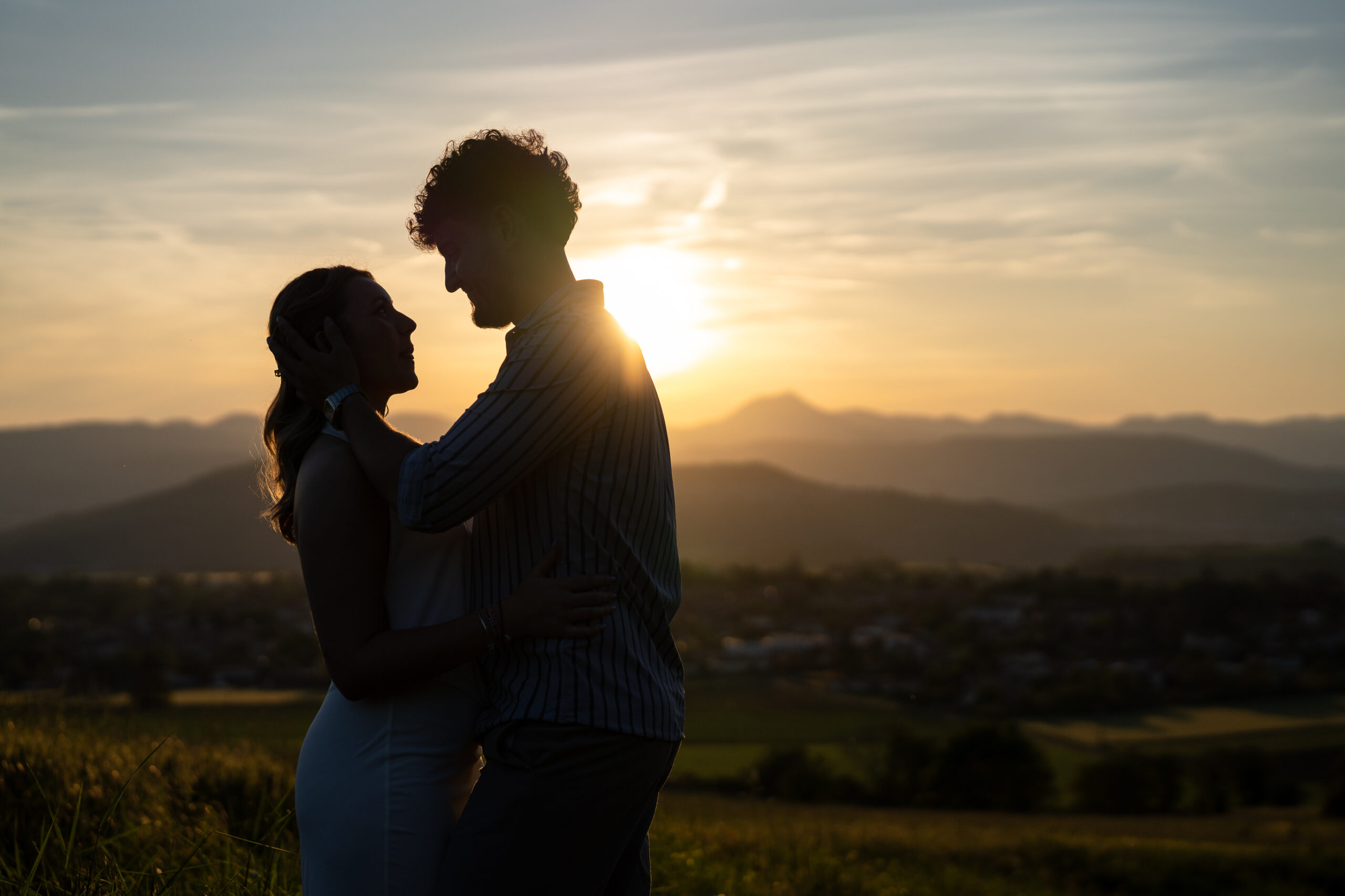 Photographie de couple en coucher de soleil près de Clermont-Ferrand