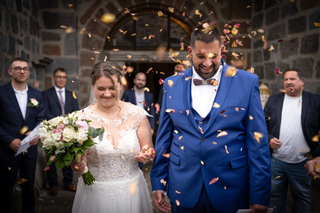 Photographie de couple à la sortie de l'église dans le Cantal près de Neussargues