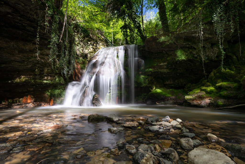 Photographie d'une cascade dans le Puy de Dôme
